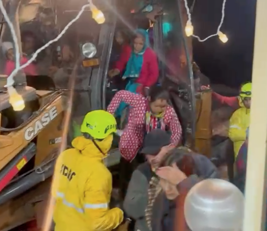 बर्फीली रात में SDRF का ऑपरेशन, सैकड़ों फंसे यात्रियों को सुरक्षित निकाला