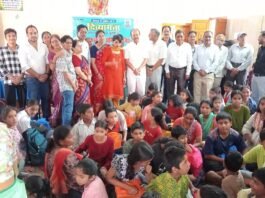दिव्यांग कल्याण समिति ने निर्धन बच्चों को बांटी पाठ्य सामग्री