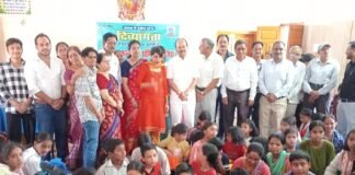 दिव्यांग कल्याण समिति ने निर्धन बच्चों को बांटी पाठ्य सामग्री