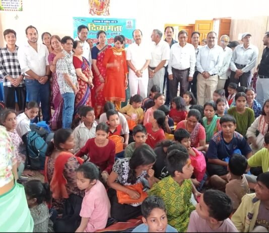 दिव्यांग कल्याण समिति ने निर्धन बच्चों को बांटी पाठ्य सामग्री